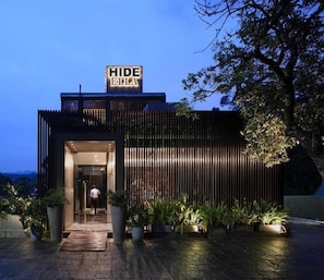 Un edificio moderno con un letrero que dice 'HIDE ELLA' en la entrada.