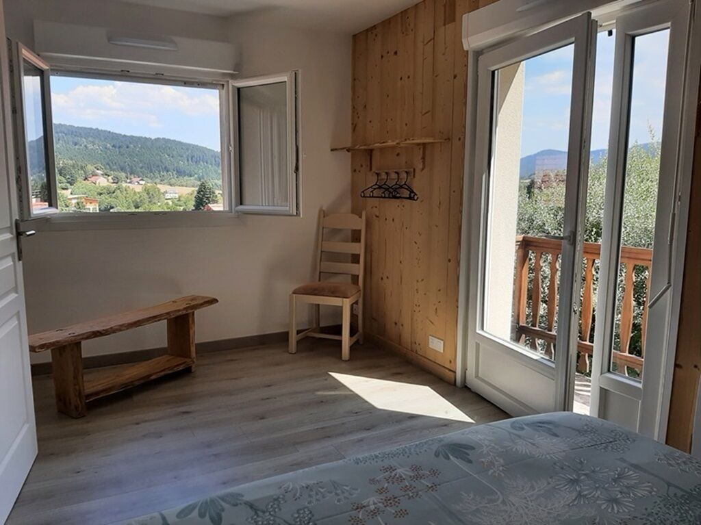 Iron/ironing board, bed sheets