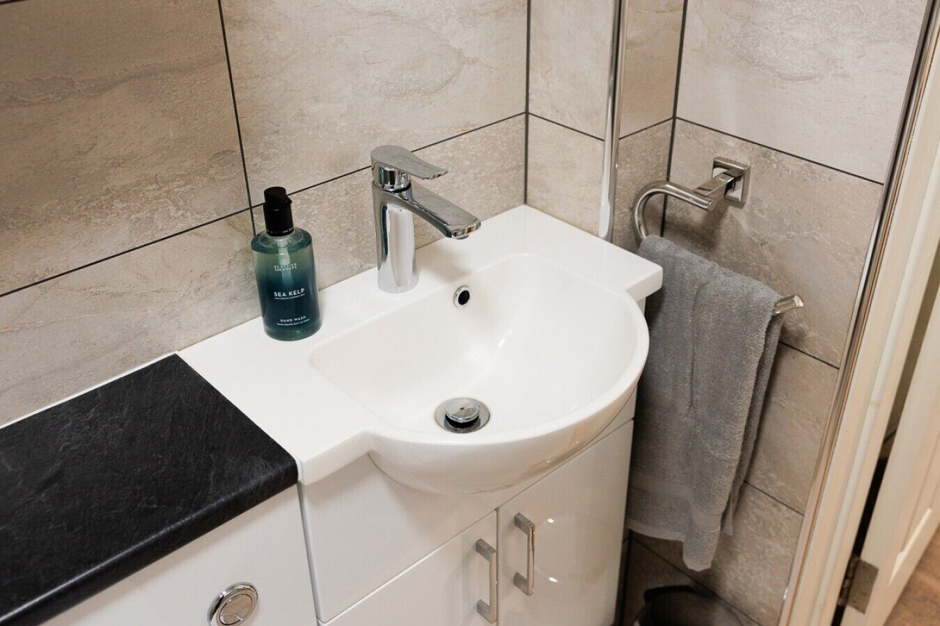 Douche, sèche-cheveux, serviettes fournies, savon