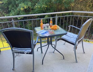 A balcony with two chairs, a table, and a railing. - Seaside air, expansive scenery, and time for yourselves—Strandstudio Strandhafer in Lobbe (Mönchgut)
