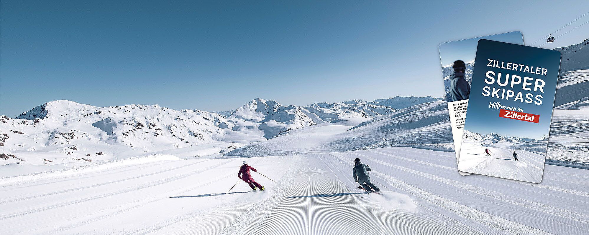 Pista d'esquí amb esquiadors i un gran anunci de Zillertaler Super Skipass.