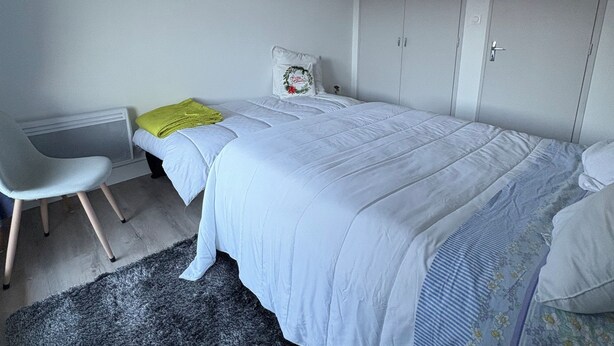 A bedroom with a bed, a desk, and two wardrobes. - A cozy, fully equipped home with a breathtaking view (Vernet-les-Bains)