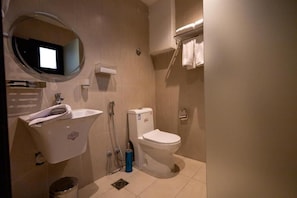 Un bagno con lavandino, wc e specchio.