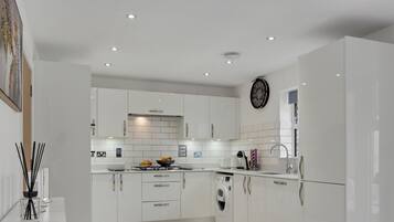 Coffee/tea maker, fridge, microwave, oven