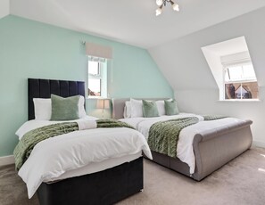 4 Schlafzimmer, Schreibtisch, Bügeleisen/Bügelbrett, Reisekinderbett