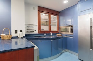 Private kitchen - Apartment for 6 people, centrally located, with a terrace and air conditioning. (Barcelona)