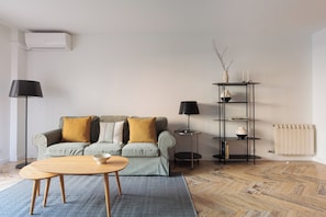 Living area - Apartment for 6 people, centrally located, with a terrace and air conditioning. (Barcelona)