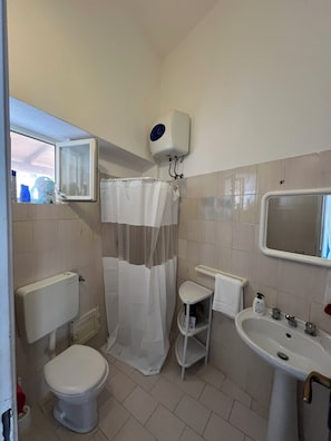 Haartrockner, Handtücher, Seife, Toilettenpapier