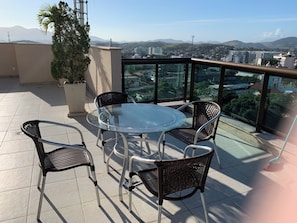 Outdoor dining - Fully equipped apartment in the Promenade Itaboraí hotel. (Itaboraí)