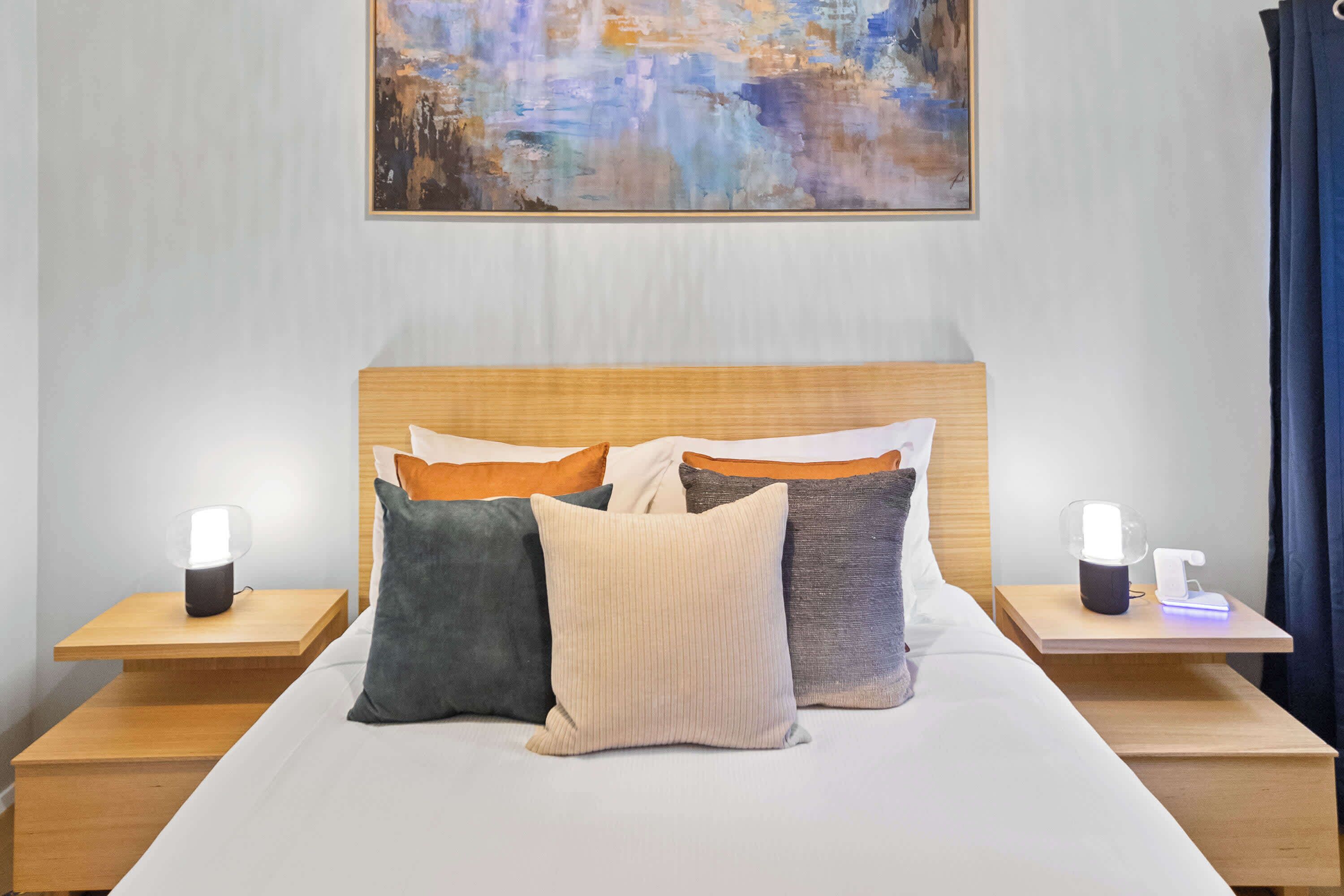 Desk, iron/ironing board, WiFi, bed sheets