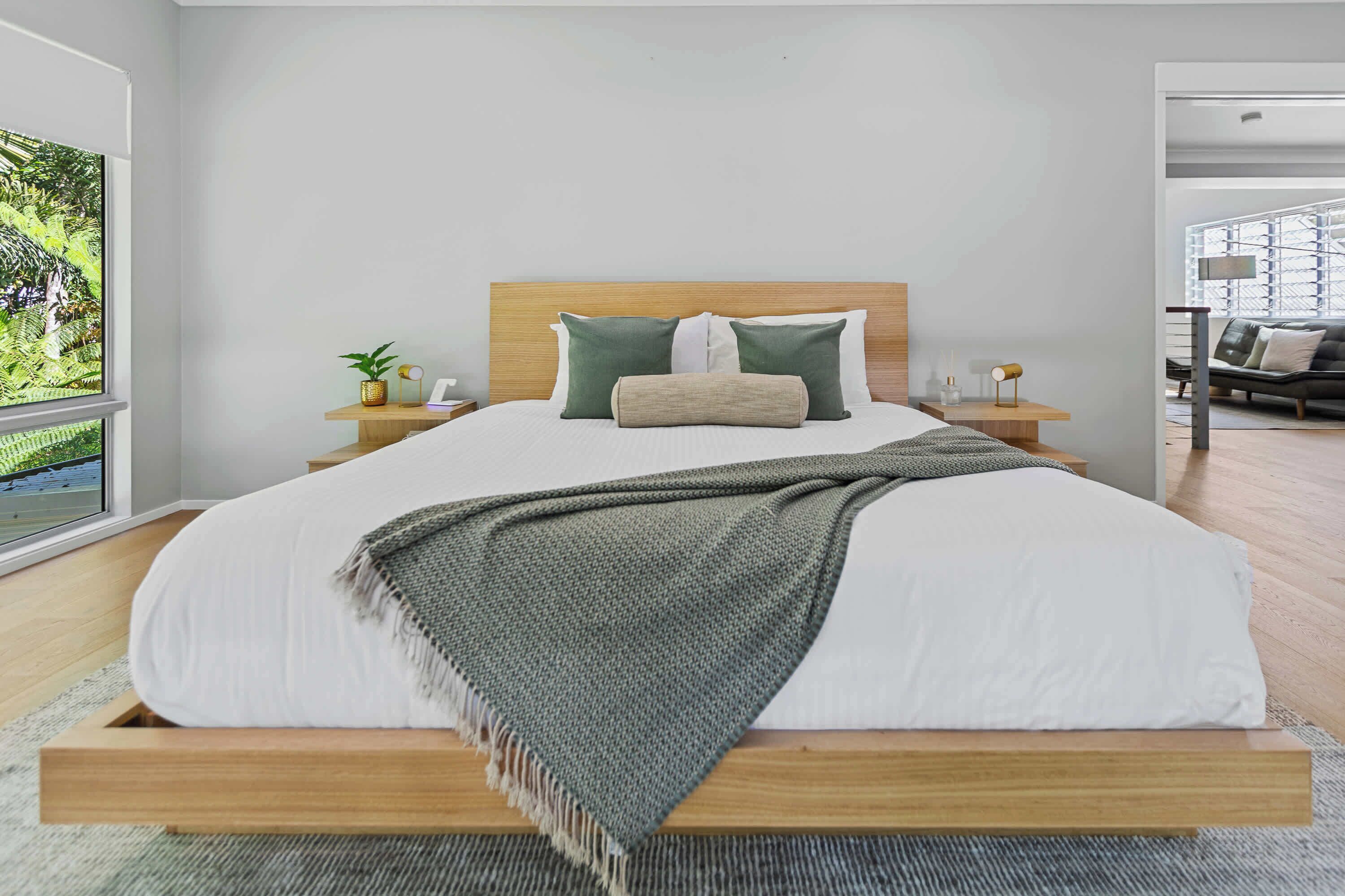 Desk, iron/ironing board, WiFi, bed sheets
