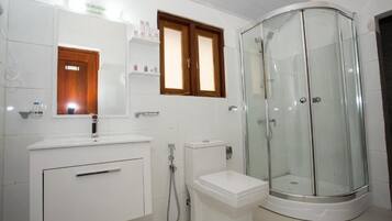 Douche, sèche-cheveux, serviettes fournies, savon