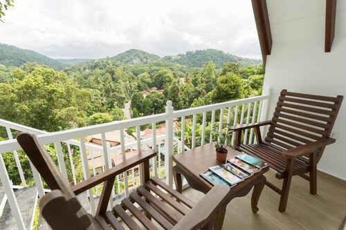 Spacious 7-bedroom. villa rooms 04, chalet rooms 03 in beautiful Kandy with AC