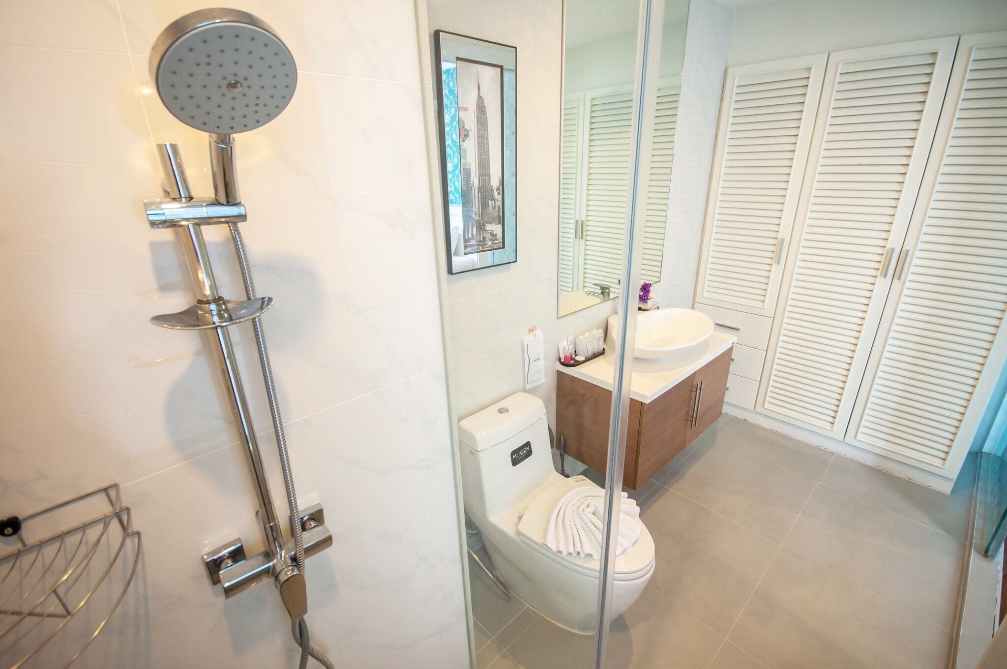 Ein Badezimmer mit Dusche, Toilette und Waschbecken.