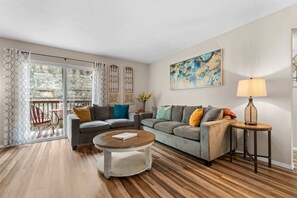 Ein Wohnzimmer mit einer Couch, einem Couchtisch und einer Lampe.