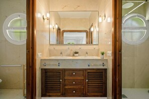Dusche, Haartrockner, Bidet, Handtücher