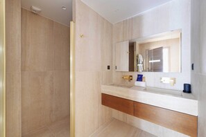 A modern bathroom with a walk-in shower, a large mirror, and a vanity with a sink. - Modern a/c - 2bdr/4p Flat - Montorgueil (Paris)