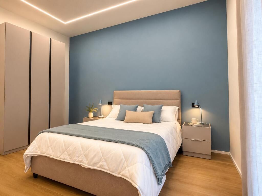 Un dormitorio con cama, mesitas de noche y armario.