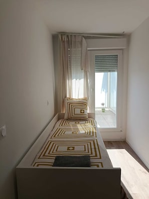 Tabla de planchar con plancha, wifi, ropa de cama