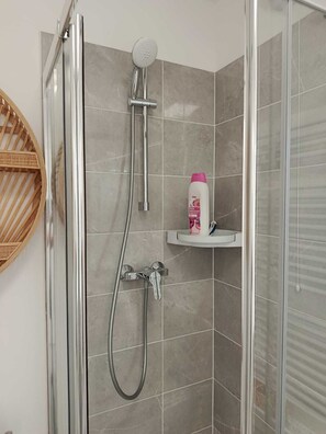 Shower, hair dryer, towels, soap - Vrbo Property (Le Blanc-Mesnil)