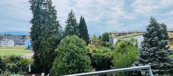 Wonderful tranquility and lake views—prime location near an organic supermarket and drugstore, a 3-minute walk away