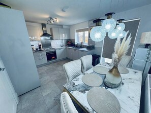 Dormitorio compartido, 1 habitación, para fumadores | Comedor