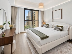 Una camera da letto moderna con un letto grande, un comodino, uno specchio e una finestra con vista sugli edifici.