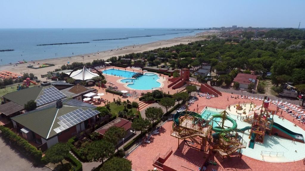 Seasonal outdoor pool, open 10:00 AM to 7:00 PM, pool umbrellas