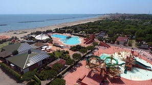 Seasonal outdoor pool, open 10:00 AM to 7:00 PM, pool umbrellas - Holiday Park SPIAGGIA E MARE (Porto Garibaldi)