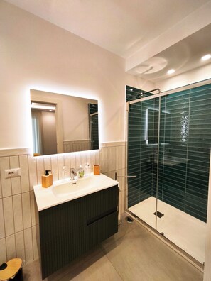 Dusche, Haartrockner, Bidet, Handtücher