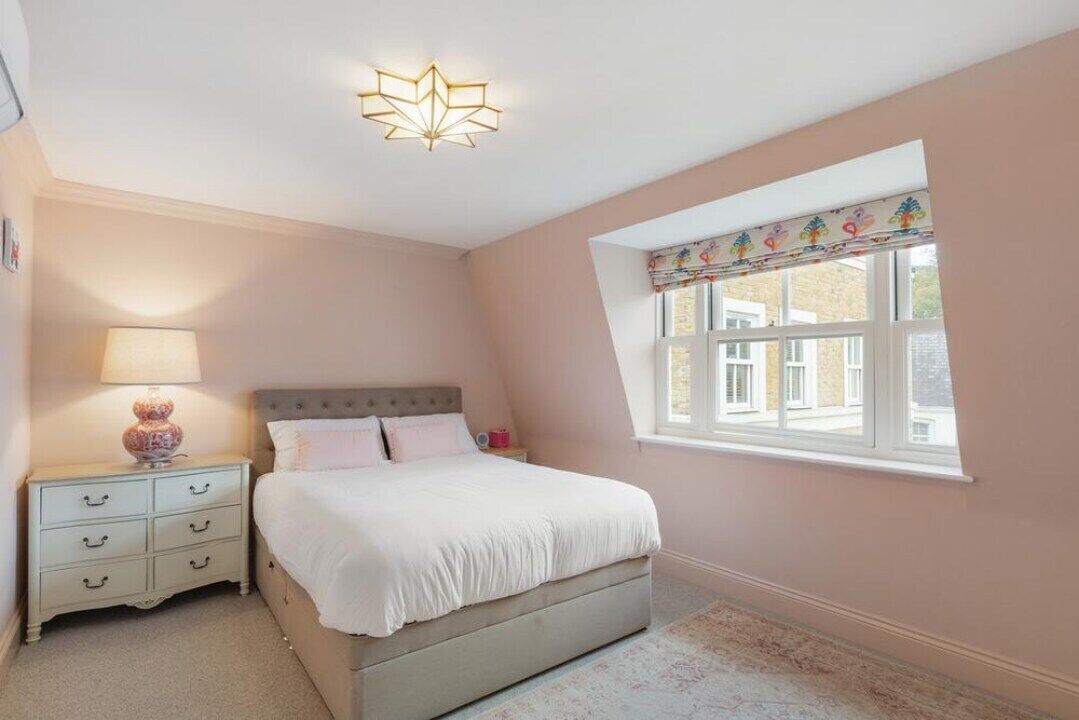 Travel crib, WiFi, bed sheets