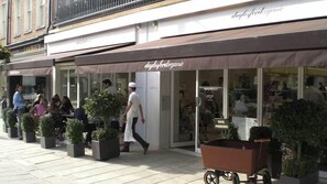 A storefront with a sign reading 'daylesfordorganic' and a visible 'DOG PARKING' sign. - Belgravia - Charming   Spacious 4 Bed Home for 9 (Greater London)