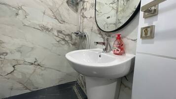Studio Deluxe, balcon, vue jardin | Salle de bain