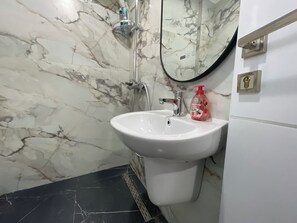 Estudio Deluxe, balcón, vista al jardín | Baño | Regadera, secadora de cabello, toallas, jabón 