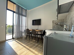 Estudio Deluxe, balcón, vista al jardín | Cocina privada | Frigobar, parrilla de estufa y utensilios de cocina 