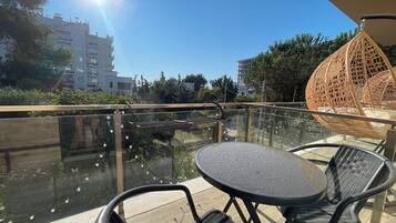 Studio Deluxe, balcon, vue jardin | Restauration extérieure