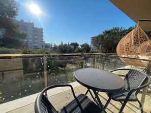 Estudio Deluxe, balcón, vista al jardín | Restaurante al aire libre