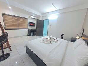 Habitació, 1 llit de matrimoni | Escriptori, espai de treball apte per a portàtils i wifi gratuïta