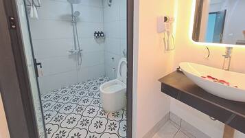 Room, 1 Queen Bed | Bathroom | Shower, free toiletries, hair dryer, towels