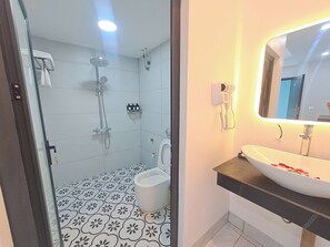 Habitació, 1 llit de matrimoni | Bany | Dutxa, articles de tocador gratuïts, assecador de cabells i tovalloles