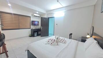 Room, 1 Queen Bed | Desk, laptop workspace, WiFi (free)