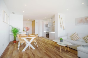 Eine moderne Wohnung mit Essbereich, Küche und Wohnzimmer.