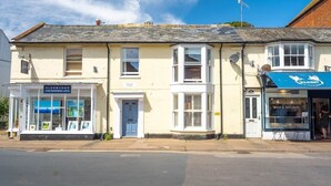 A row of buildings with a shop on the right and a gallery on the left. - Aldeburgh - spacious 3 bed period house on High St (Aldeburgh)