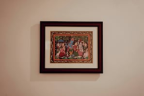 Una obra de arte enmarcada en una pared.