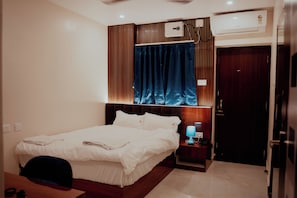 Deluxe Double or Twin Room, Balcony, Mountain View - HOTEL DIBYANSH PREMIUM (Bhubaneswar)