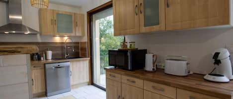 Coffee/tea maker, fridge, microwave, oven