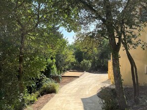 A pathway leading to a building surrounded by trees. - Forest house, pets and parking - 8 guests (Les Eyzies)