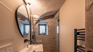A modern bathroom with a large mirror, a sink, a shower, and a towel rack. - Tranquil apartment - 4 guests (Les Belleville)