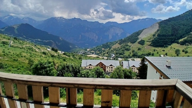A mountain landscape with a village and houses in the valley. - Apartment in Vieil Alpe - 6 guests (Huez)