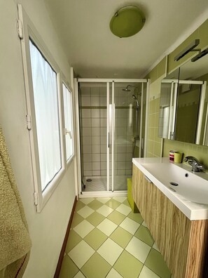 Douche, sèche-cheveux, savon, papier toilette